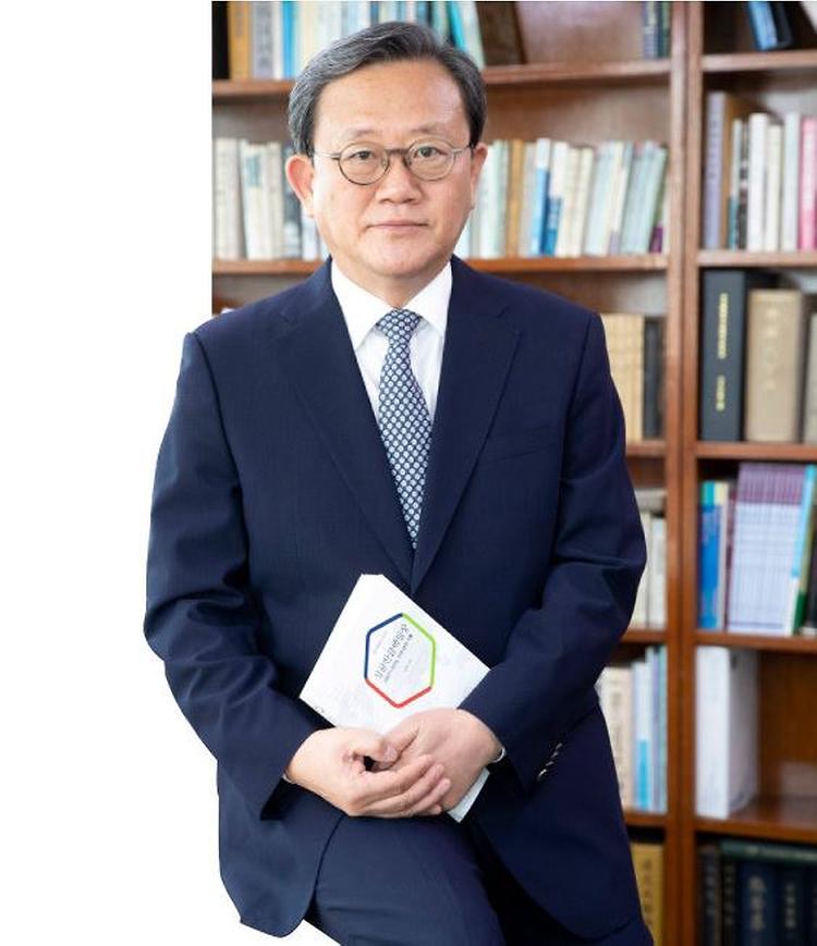 ‘성균한글백일장 10여 년의 기록’ 펴낸 이명학 교수(신동아, 2019-05-19)